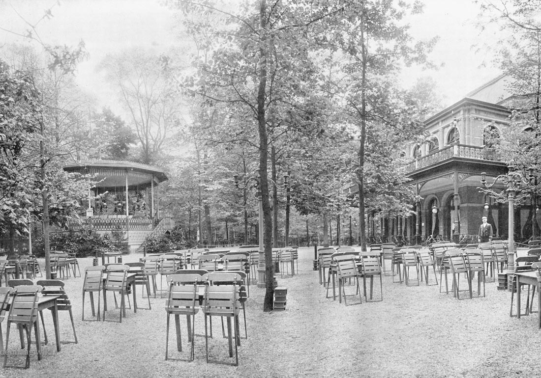 Het prachtige clubhuis werd in 1888 voor f99.000 neergezet. Links staat de muziektent. De foto werd in 1902 gemaakt.