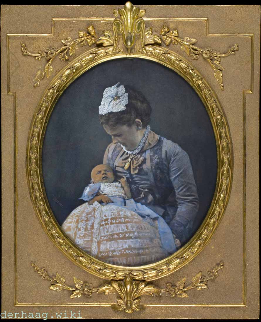 Regentes Emma met de jonge prinses Wilhelmina op 20 oktober 1880. De bekende Haagse kunstenaar Maurits Verveer maakte de foto en kleurde deze daarna in.