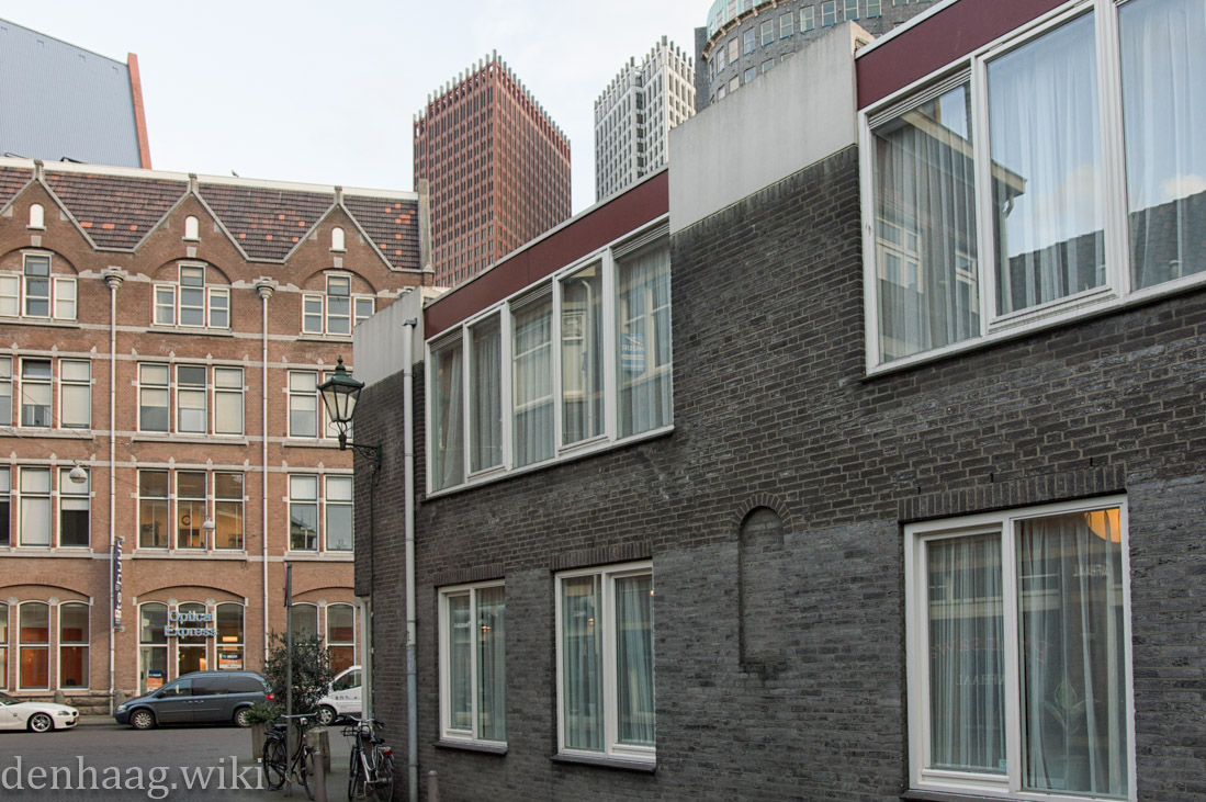 De Boskantkerk bevindt zich op de hoek van de Fluwelen Burgwal en de Korte Koediefstraat.