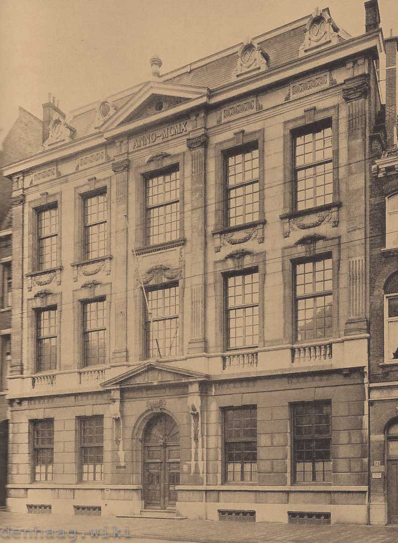 Het Vrijmetselaarsgebouw aan de Fluwelen Burgwal. De foto werd na de verbouwing van 1910 genomen.