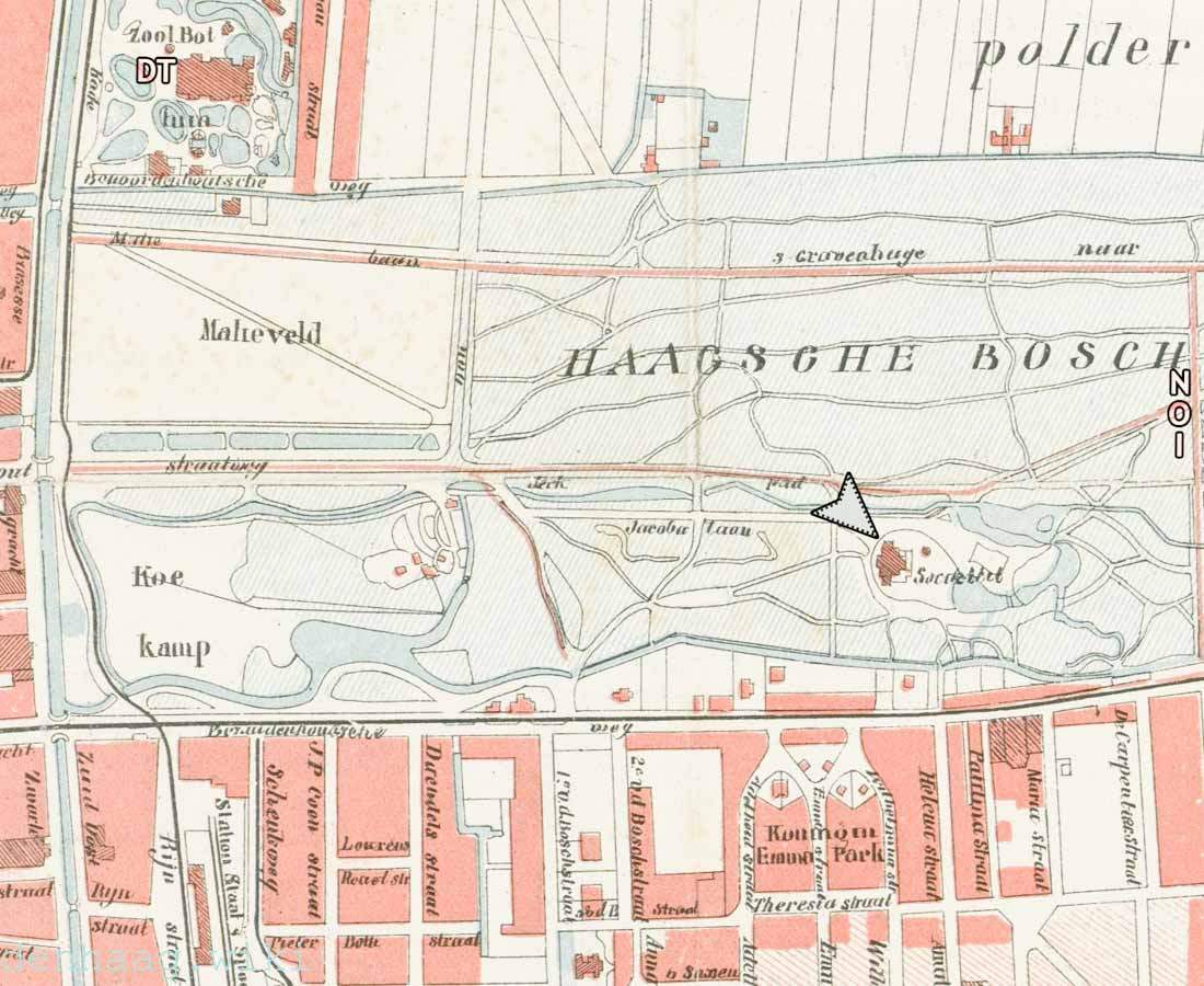 De Tent in het Bosch op een kaart uit 1900 (pijl). Ter orientatie: Bij NOI de laan van Nieuw Oost-Indie. Linksboven bij DT bevond zich de Haagsche Dierentuin.