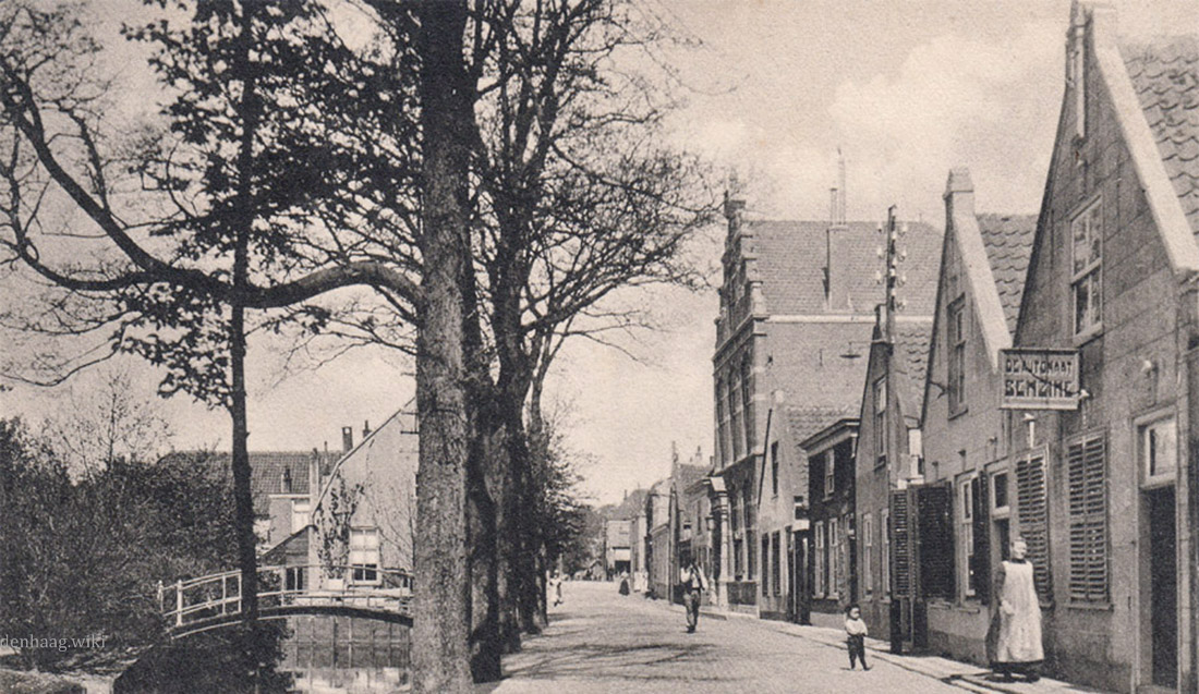 De Willem III-straat gefotografeerd in 1917. Het pand met de trapgevel was het gemeentehuis. Als zodanig in gebruik tot 1916. Links het Oude Vaartje.