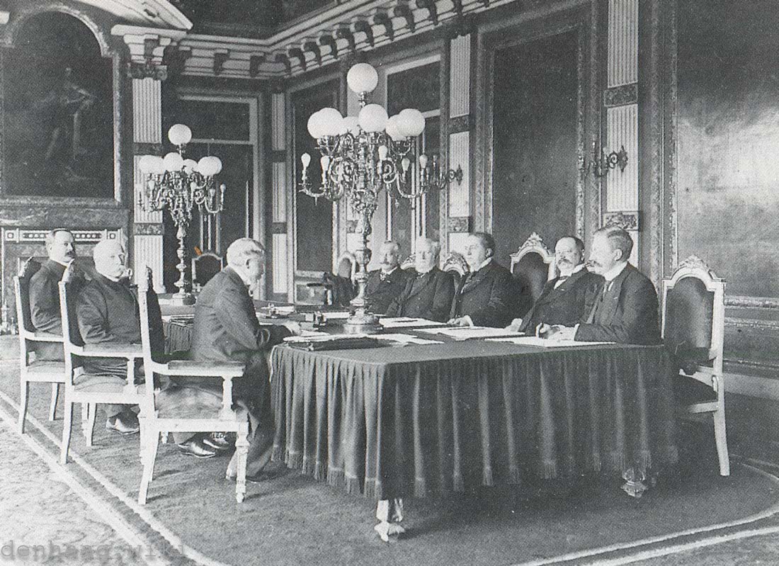 Een bijeenkomst in de Trêveszaal van het kabinet Kuyper (1901-1905). Kuyper zit op de achterste rij in het midden.