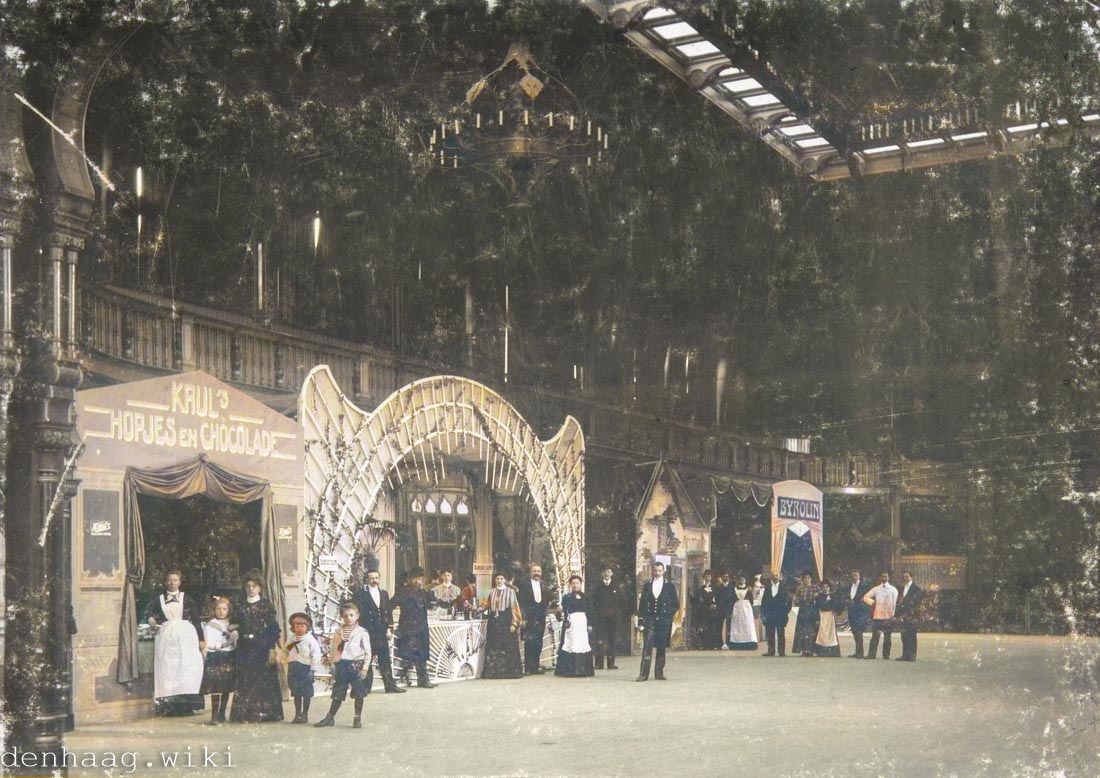 Vanaf 1887 was de Haagse Kermis verboden. Rond 1895 werd een beschaafdere versie in de Haagse Dierentuin toegelaten. Met op deze foto een stand van Maison Krul.