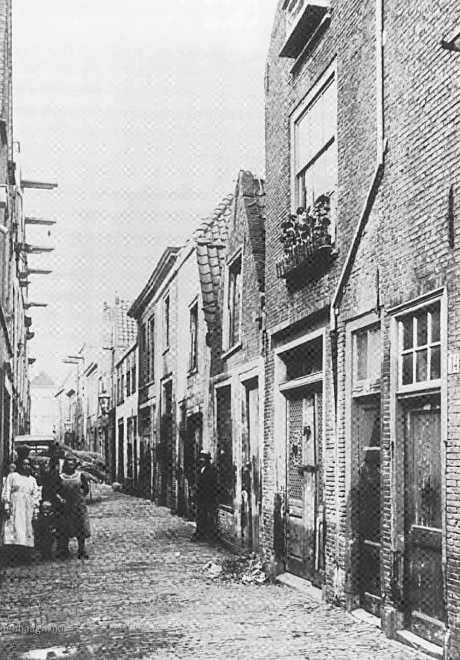 De Elsemoerstraat in 1907  vanaf het Lage Zand richting het Spui. Dit deel van de stad behoorde toen tot de armste buurten van Den Haag.