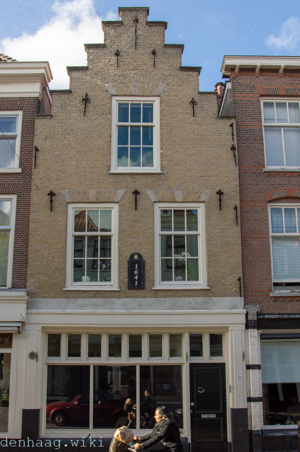 Betje Wollf en Aagje Deken woonden aan de Herderinnestraat 7. Dit is een van de zeer weinige Haagse panden met een authentieke trapgevel.