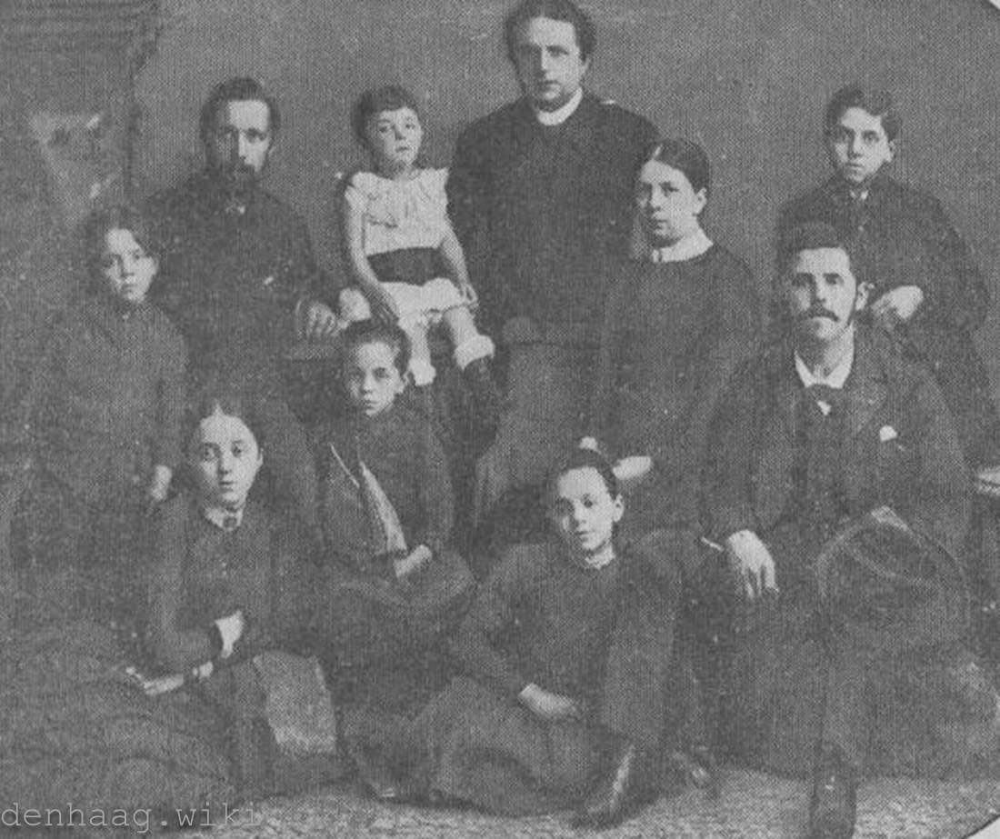 De familie Kuyper in 1885. Middenachter staat Abraham.
