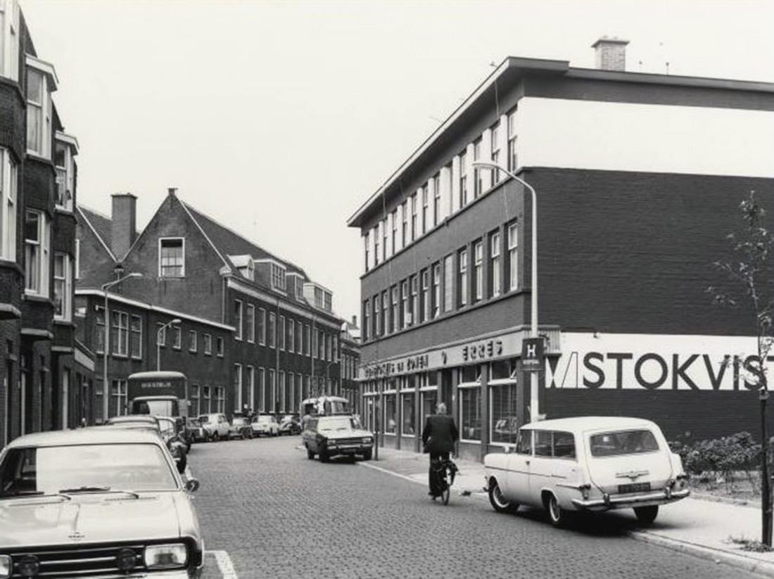 De Muzenstraat gezien vanaf de Zwarteweg. Links is voorbij de knik in de straat het Militair Hospitaal zichtbaar.
