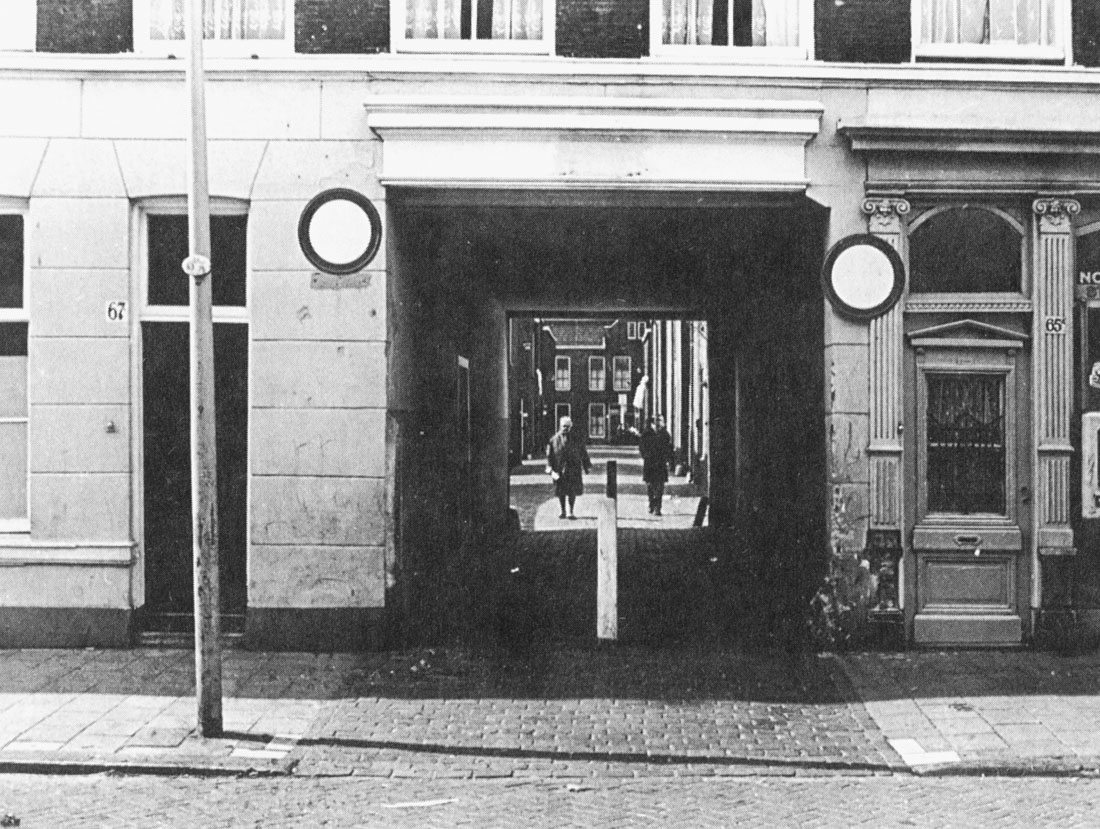De poort aan de Jacob Catsstraat 65 vormde de toegang tot de Van Ostadewoningen.  