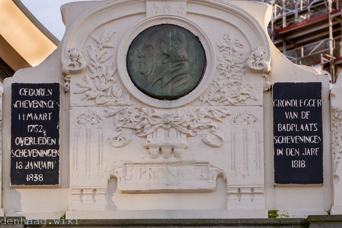 Op de hoek van de Palacestraat en de Strandweg bevindt zich dit monument. De tekst luidt:  geboren scheveningen 14 maart 1762 overleden Scheveningen 18 januari 1838 - grondlegger van de badplaats scheveningen in den jare 1818