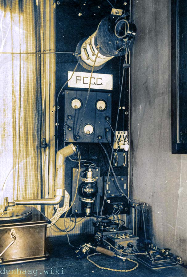 De zendinstallatie op de bovenste etage van de Beukstraat in 1920. Voor radioamateurs waren roepletters verplicht. Idzerda gebruikte PCGG.