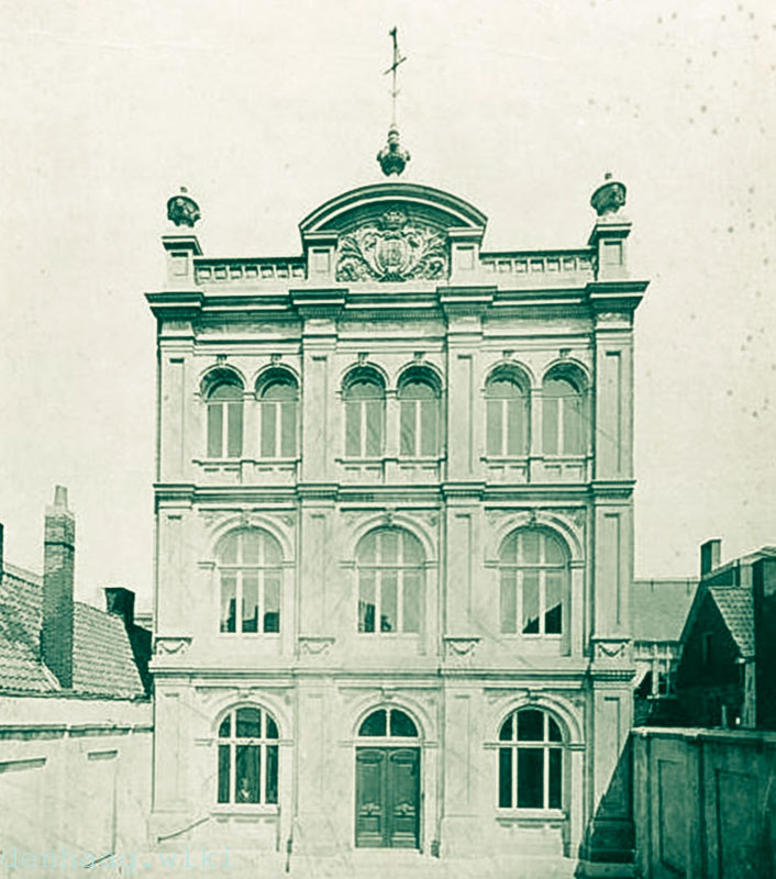 De Eerste Gemeentelijke Hoogere Burger School met vijfjarige cursus (HBS) zetelde vanaf 1874 in dit pand op het Bleijenburg 38. De foto werd rond 1890 gemaakt.