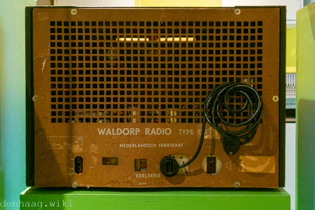 De achterkant van een Waldorp radio uit de Edelserie. Dit model staat in het Haags Historisch Museum