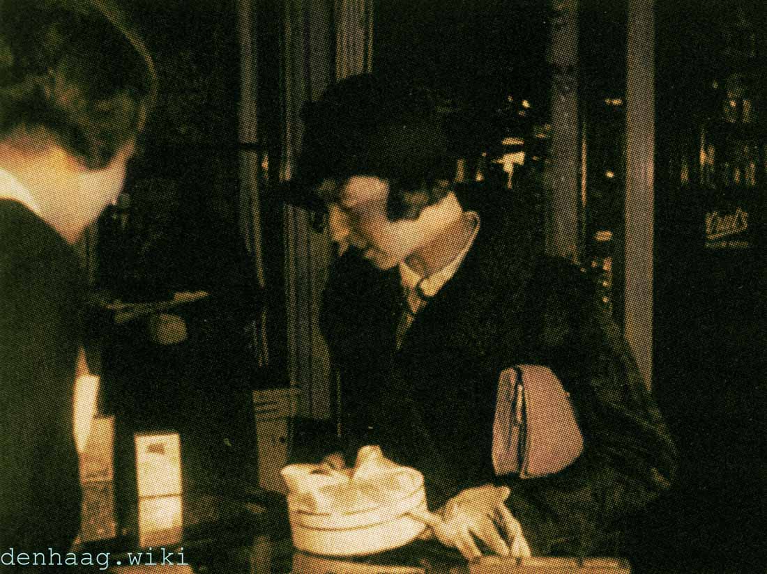 Chique clientèle bij  Maison Krul in de jaren 1930.