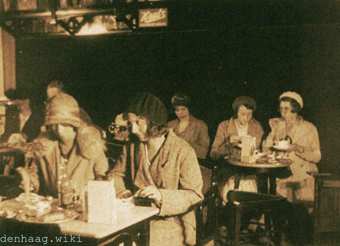 Dames en wannabe dames aan het Noordeinde 44 rond 1925.