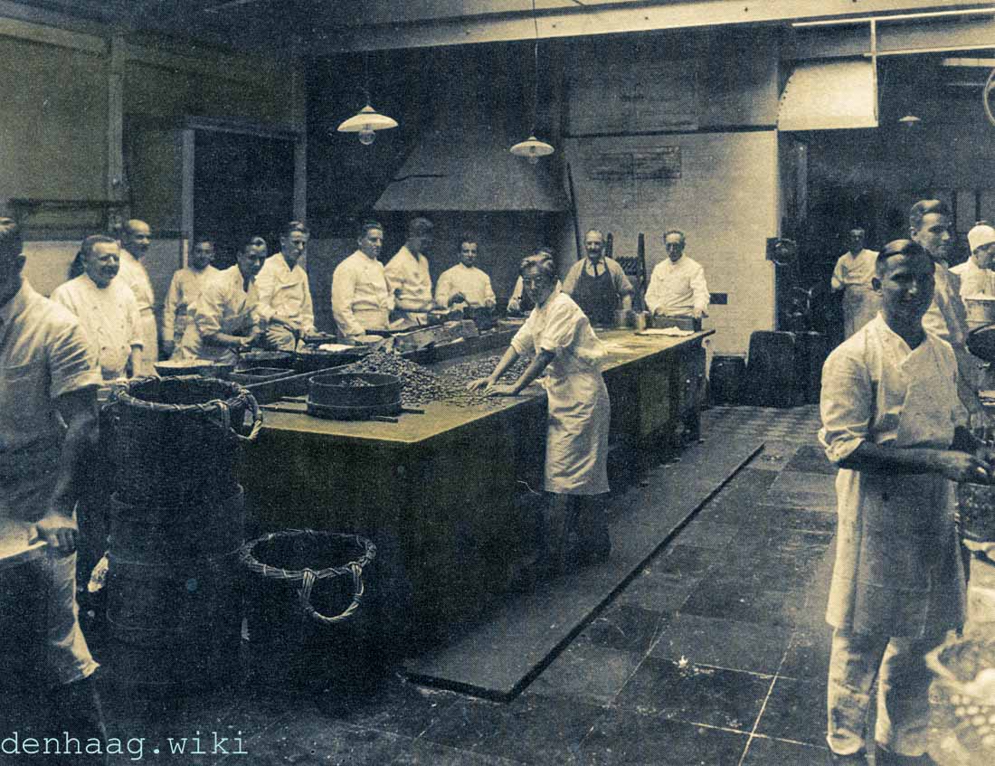 De banketbakkerij in 1933. Op deze foto worden amandelen gesorteerd.