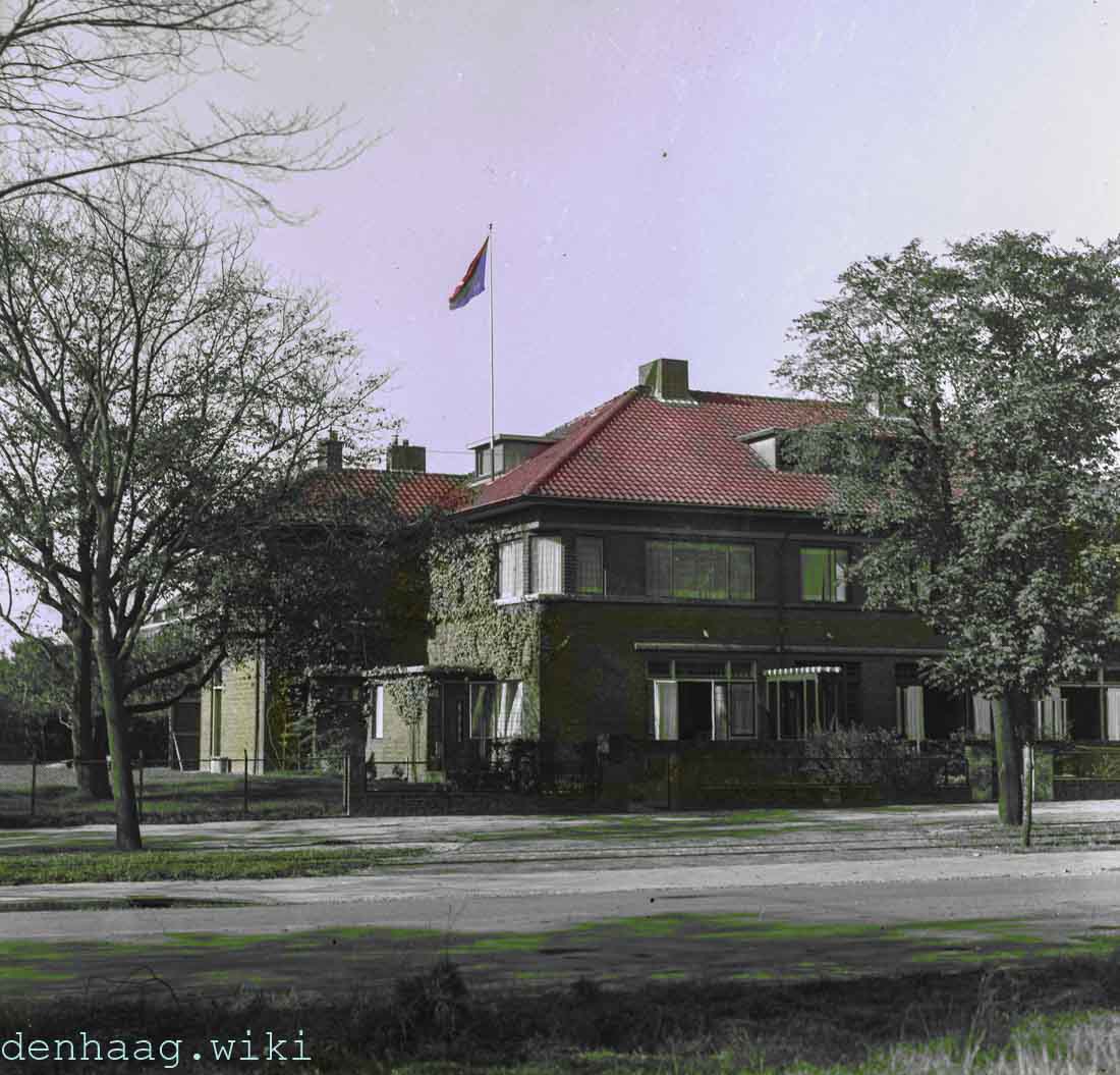 Koningin Wilhelmina woonde kort na de oorlog aan de nieuwe Parklaan 110.  De naastgelegen huizen 112 en 114 huisvestten de hofhouding en de administratie. Deze foto werd in 1945 gemaakt  op het moment dat Wilhelmina thuis was.