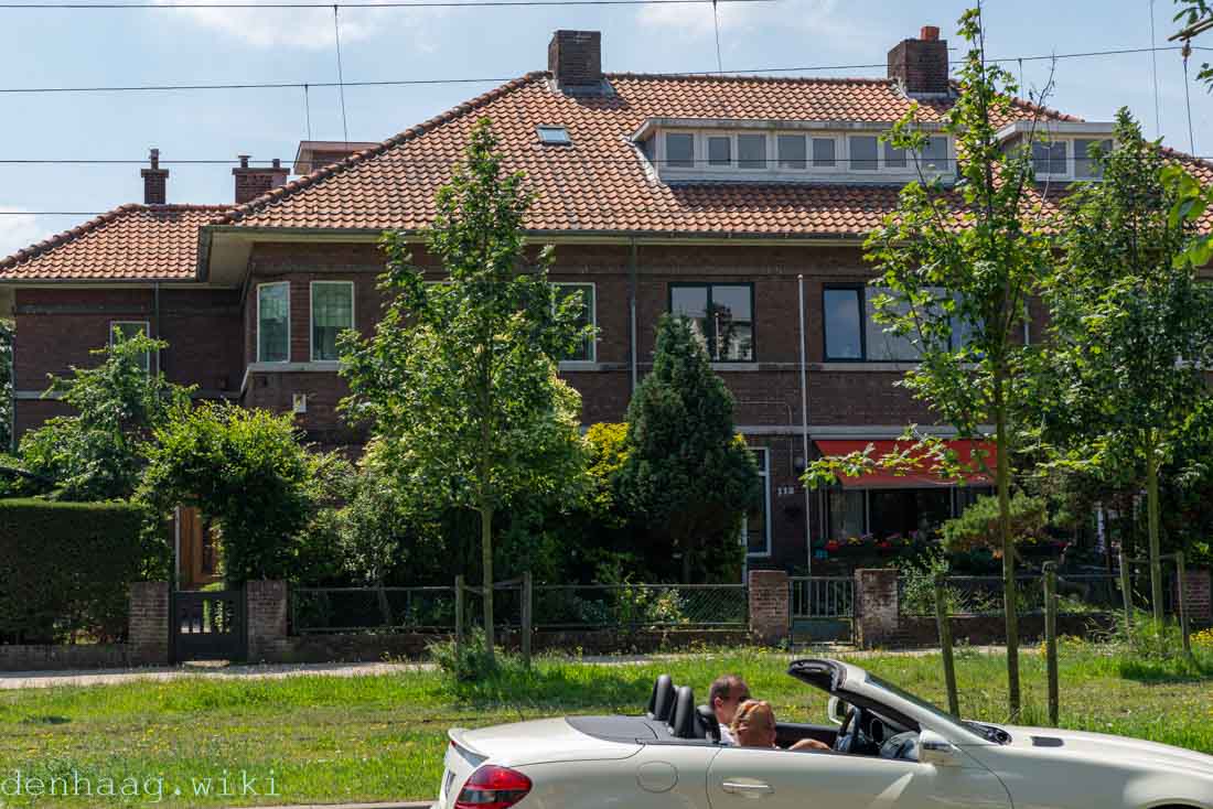 Van 6 september 1945 tot 15 april 1946 woonde koningin Wilhelmina in deze twee-onder-één-kap-villa aan de Nieuwe Parklaan 110. Deze foto werd in juni 2019 gemaakt.