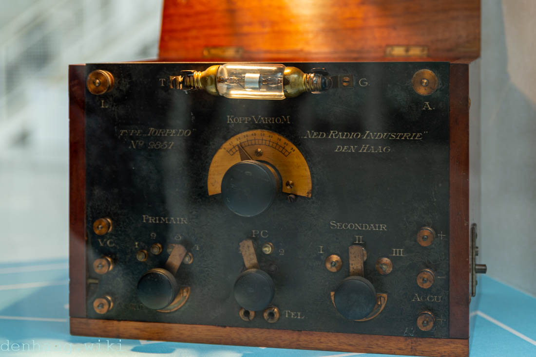 De Nederlandse Radio Industrie verkocht in 1917 deze Torpedo Radio. De buis was ook van Haagse makelaardij. Die kwam van de firma Heussen.