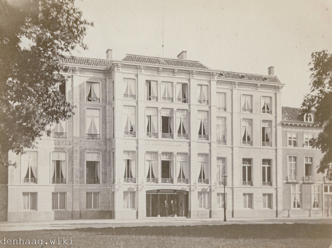 Het hotel werd rond 1860 met een etage verhoogd en de complete façade werd gemoderniseerd.