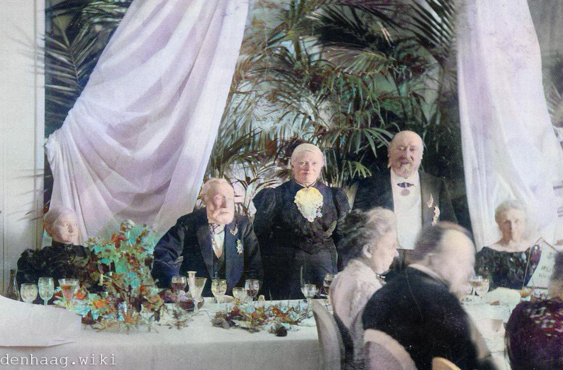 Het echtpaar Mesdag vierde in 1906 hun gouden bruiloft in de Pulchri Studio op het Lange Voorhout. De tweede van links is de Haagse schilder Jozef Israëls.