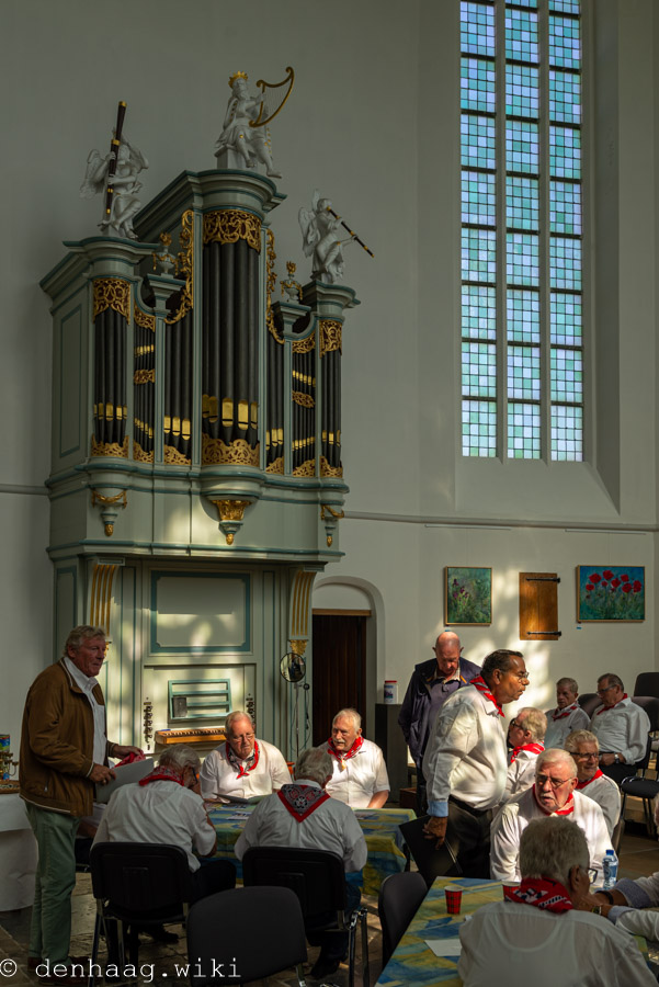 Mannen in Scheveningse dracht in de Oude Kerk in september 2019.