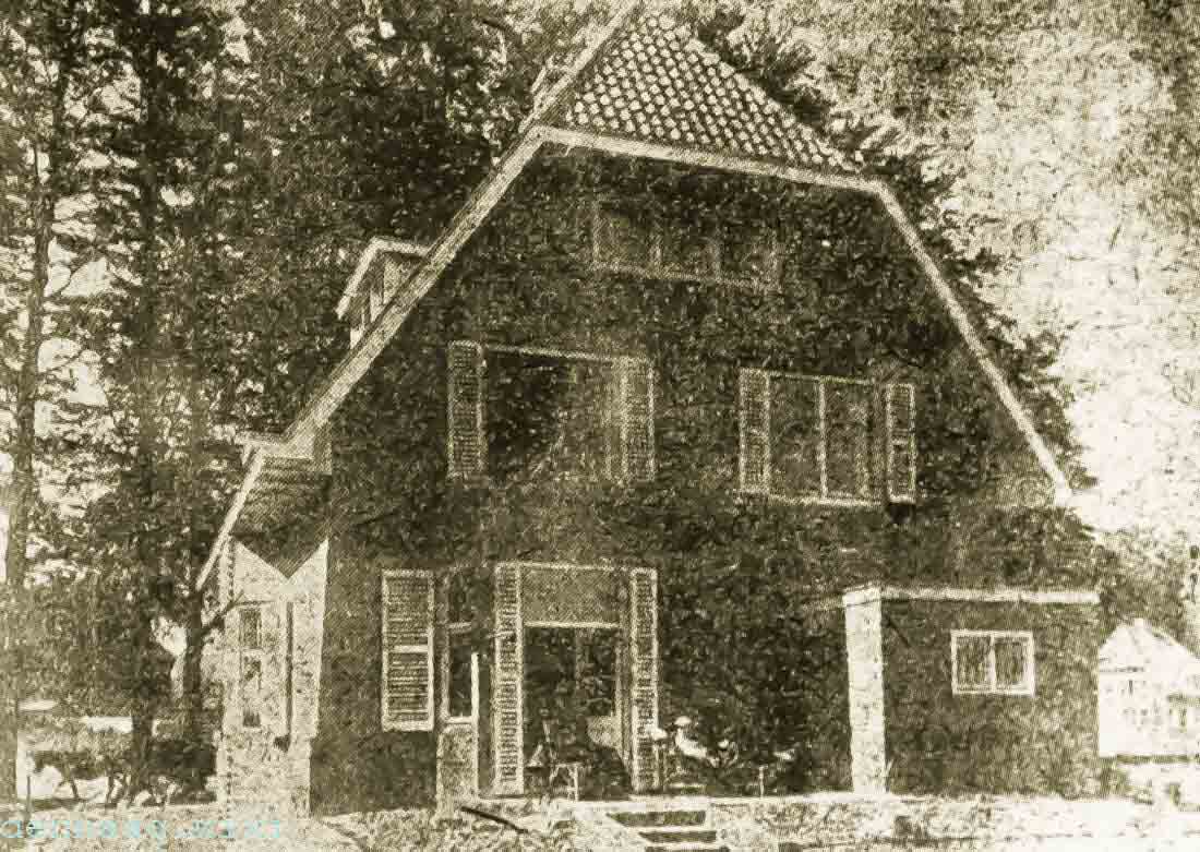 De Steeg is een klein dorp aan de rand van de Veluwe. Fans van Couperus lieten er een huis bouwen.   In maart 1923 ging de schrijver wonen in huis Het Sunneke. Op deze foto zit hij op de veranda.