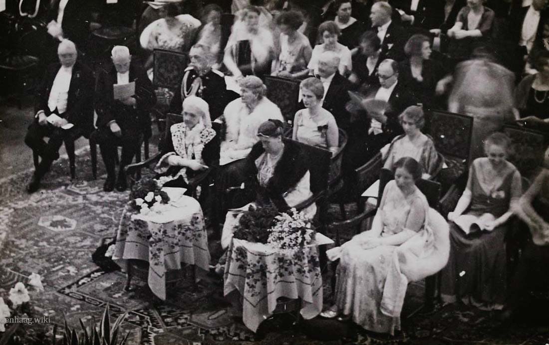 Op 24 februari 1933 werd een internationale kunstavond ten bate van het Nationale Crisiscomité in de zaal van de Haagse dierentuin gehouden. De bijeenkomst werd  bijgewoond door koningin Wilhelmina, koningin-moeder Emma en prinses Juliana.