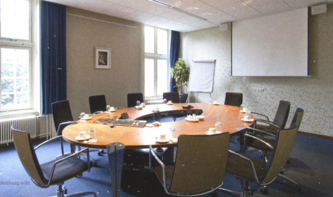 De Julianakazerne werd in de loop der jaren steeds meer een normaal kantoor.
