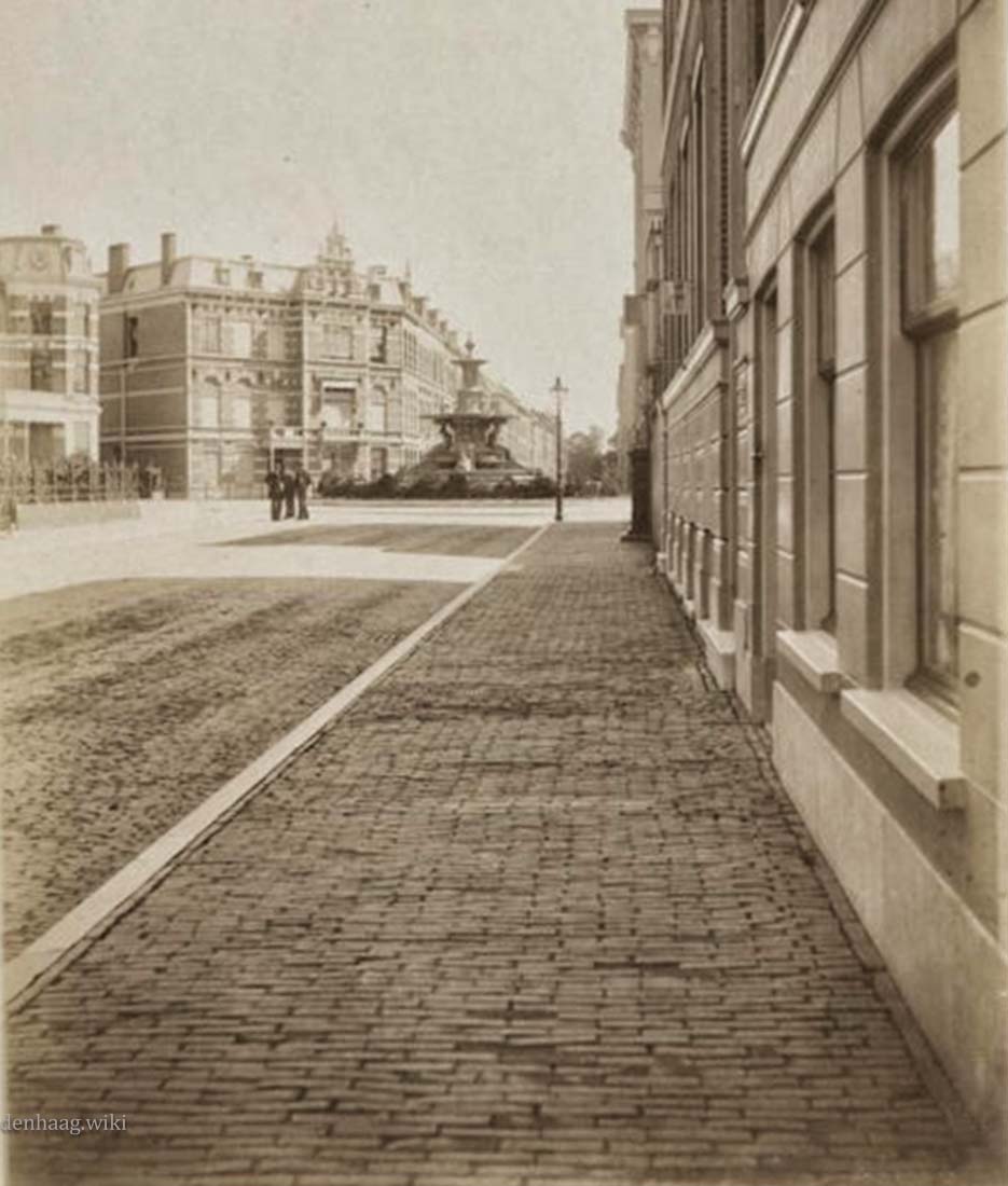 Riouwstraat 107 met zicht op het Bankaplein- richting Koninginnegracht. Ongeveer 1900.