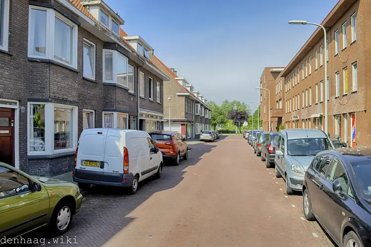 De Busken Huetstraat in 2014. Links de huizen uit 1921. Rechts de nieuwbouw uit 2002 . De zijstraat aan de linkerkant is de Camera Obscurastraat.
