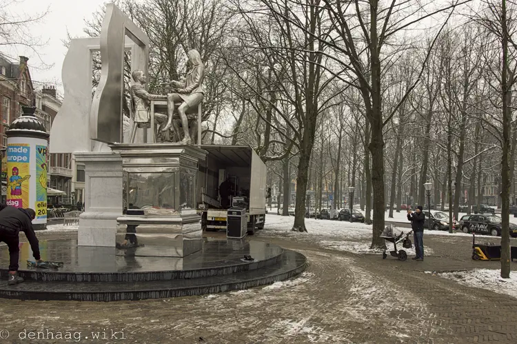 Pas op 11 februari 2017, 145 jaar na zijn dood, werd op het Lange Voorhout een modern beeld van Thorbecke onthuld.