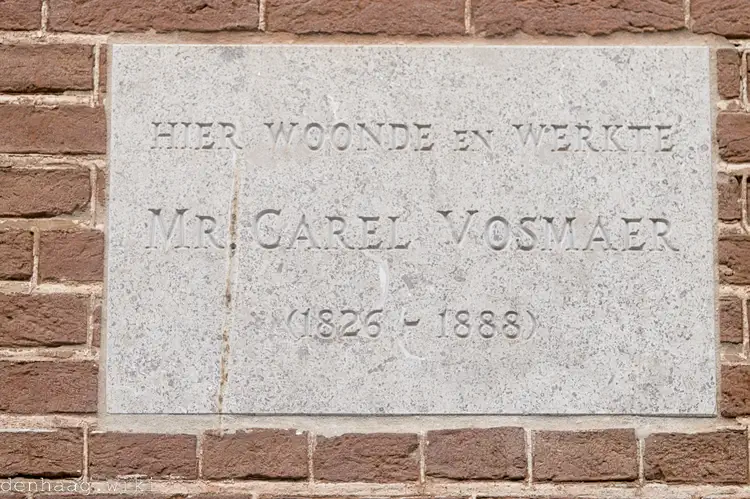 De gedenksteen voor Carel Vosmaer in  De Ruyterstraat 73 's-Gravenhage werd op 17 juni 1988 door mevrouw Vosmaer-Hudig onthuld.