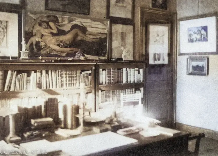 Nogmaals de werkkamer van Vosmaer in de De Ruyterstraat. Aan de wand een schilderij van de succesvolle Alma Tadema. De schilder gaf 'Uitgeputte maenaden na de dans' rond 1883 cadeau aan zijn goede vriend Vosmaer. Het werk werd in 1996 verkocht aan het Van Goghmuseum.