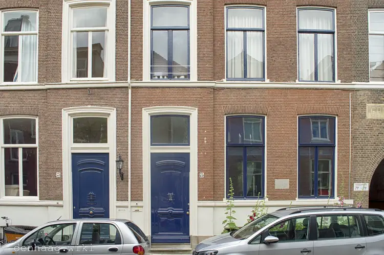De Ruyterstraat 73 te 's-Gravenhage was tussen 1875 en 1888 het woonhuis van Carel Vosmaer. Rechts tussen de twee ramen in, zit een gedenkplaat.