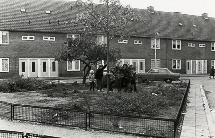 De Vosmaerstraat 34-56, gezien vanaf de Keggestraat in 1980.