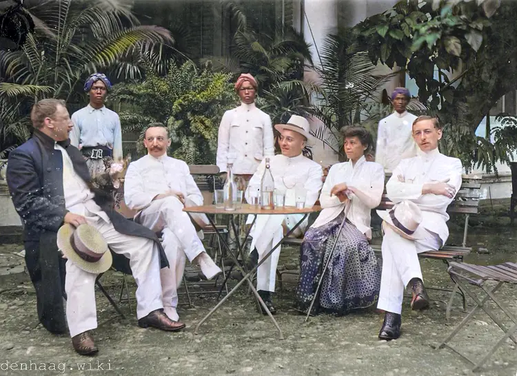 Totoks en de bedienden in 1924. De waschbaboe zorgde ervoor dat de kleding smettteloos wit bleef.