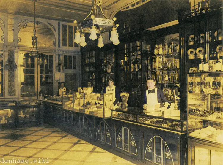 Noordeinde 44-46 winkel. De winkelbediendes droegen een  soort Art Nouveau-kleding die goed samenging met de stijl van de winkel.