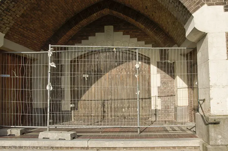 Begin 2013 werd de lege kerk gekraakt en vanaf dat moment  bewoond door uitgeprocedeerde vluchtelingen. Eind 2014 werden de asielzoekers door de gemeente Den Haag uit de kerk verwijderd. Daarna werd de voordeur dichtgetimmerd.