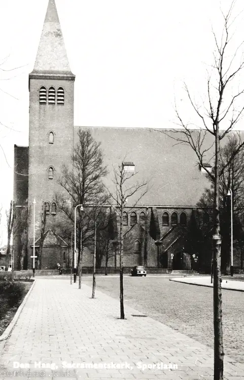 De Allerheiligst Sacramentskerk werd in 1925 door de architect Nicolaas Molenaar ontworpen. Deze foto komt uit de  jaren 1950. De foto werd genomen vanaf de Rode Kruislaan.