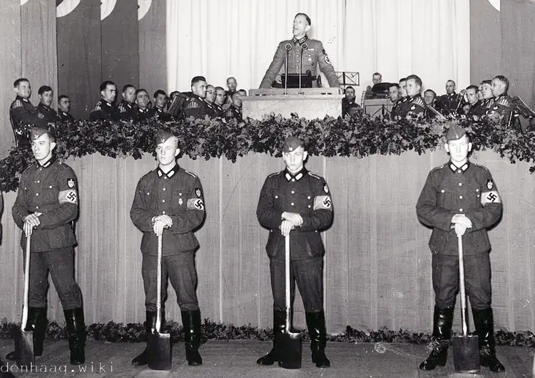 Ook tijdens de oorlog werd de grote zaal gebruikt voor congressen. Hier Generaalarbeidsführer, Dr. W. Decker op 11 oktober 1941. Het thema van de vergadering was het nut van de Rijksarbeidsdienst.