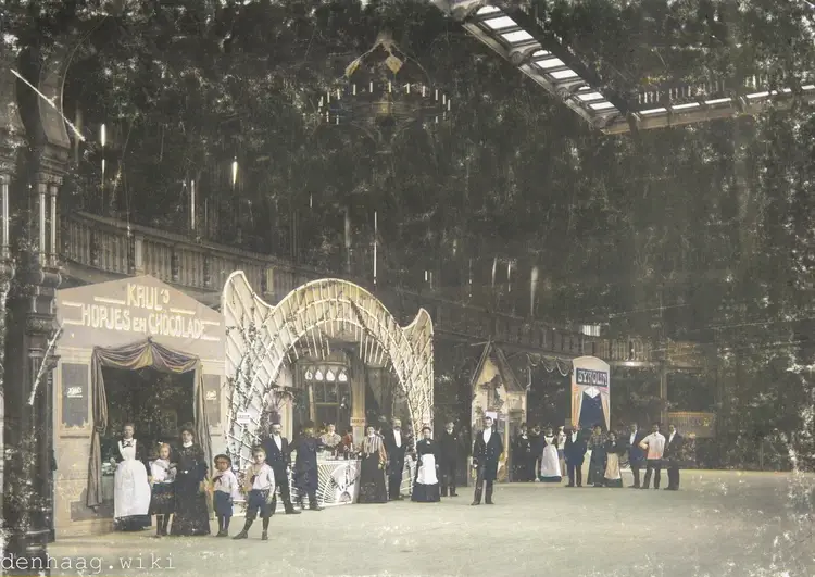 Vanaf 1887 was de Haagse Kermis verboden. Rond 1895 werd een beschaafdere versie in de Haagse Dierentuin toegelaten. Met op deze foto een stand van Maison Krul.