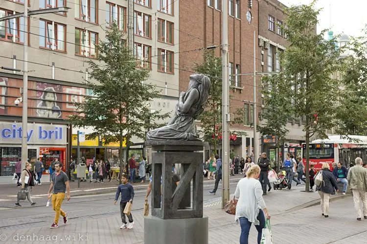De sterfscene van Eline Vere aan het Spui in augustus 2017. Dit is een beeld van de Britse kunstenaar Thom Puckey. Hij maakte ook het Thorbecke monument op het Lange Voorhout.