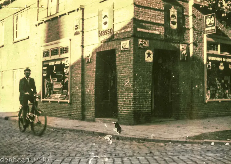 De Potgieterstraat op de hoek met de Oltmansstraat. De foto werd in 1934 gemaakt.